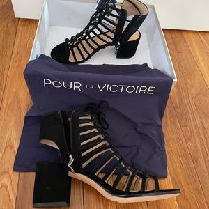 New in box. Pour la Victoire suede block heel